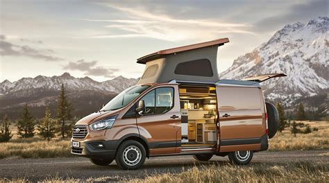 Ford Transit Custom Nugget parcheggiato in un paesaggio naturale