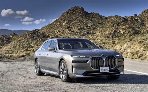BMW Serie 7 storica e moderna affiancate