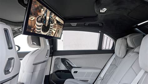 Interni lussuosi della BMW Serie 7 con BMW Theater Screen