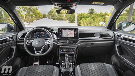 Interni della Volkswagen T-Roc con evidenza del Digital Cockpit e del sistema infotainment