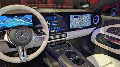 Interni Mercedes CLA con MBUX Superscreen