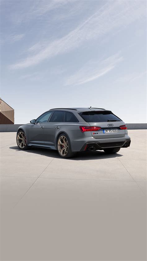 Audi RS 6 Avant in un contesto urbano