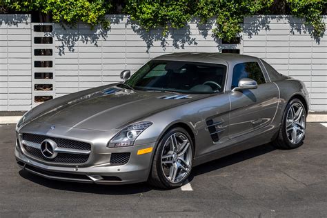 Mercedes-Benz SLS AMG in un contesto urbano