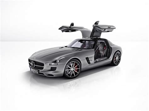 Interni della Mercedes-Benz SLS AMG con dettagli in carbonio