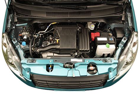 Renault Kangoo parcheggiato con cofano aperto e meccanico che ispeziona il motore