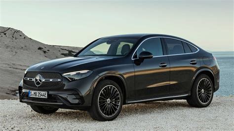Mercedes GLC in un ambiente naturale