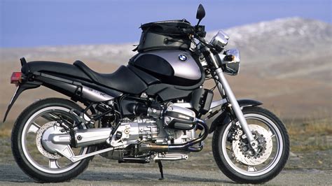 BMW R 850 R su strada con paesaggio montano sullo sfondo