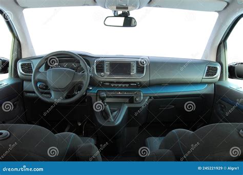 Interno di un furgone Dacia Lodgy con spazio di carico vuoto