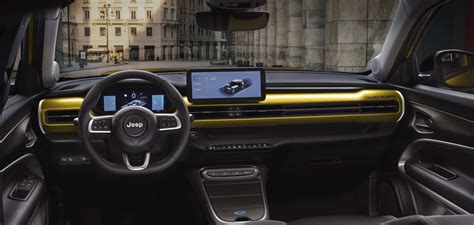 Interni della Jeep Avenger elettrica con doppio display