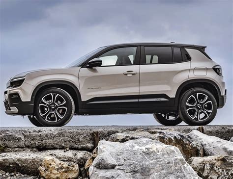 Vista laterale della Jeep Avenger 4xe
