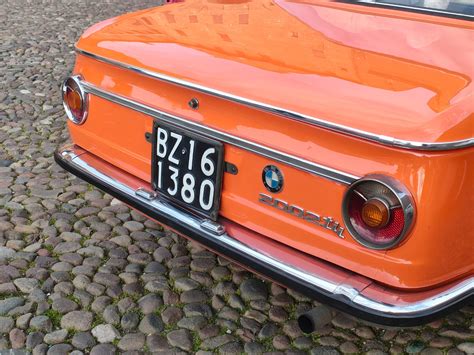 Interno di uno showroom di auto d'epoca