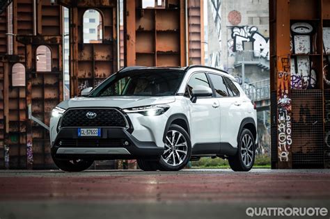 Toyota Corolla Bianco Perla su strada