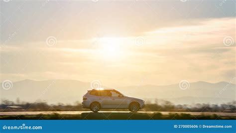 Volkswagen auto su strada al tramonto con sole basso