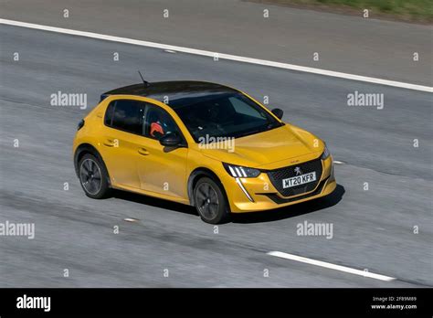 Peugeot 208 in autostrada