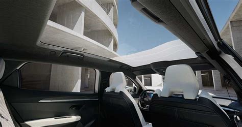 Interno di una Peugeot con tetto panoramico aperto