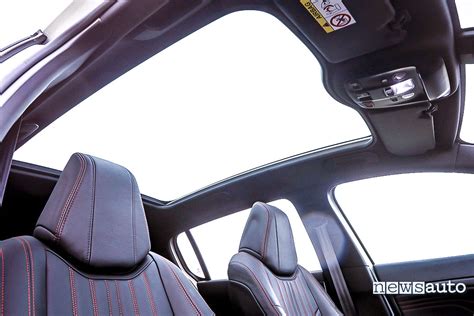 Vista esterna di una Peugeot 308 con tetto panoramico