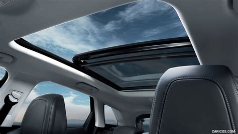 Interno di una Peugeot 3008 con tetto panoramico aperto