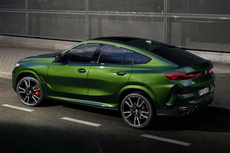 BMW X6 verde militare in un contesto urbano