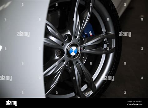 Dettaglio di una ruota BMW con pinze freno