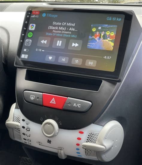 Interno di una Peugeot 107 con autoradio in primo piano