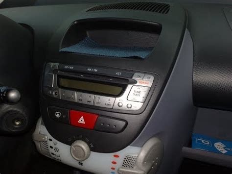 Dettaglio del pannello centrale di una Peugeot 107 con autoradio e comandi