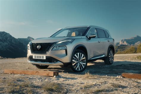 Nissan X-Trail 7 posti in ambiente urbano