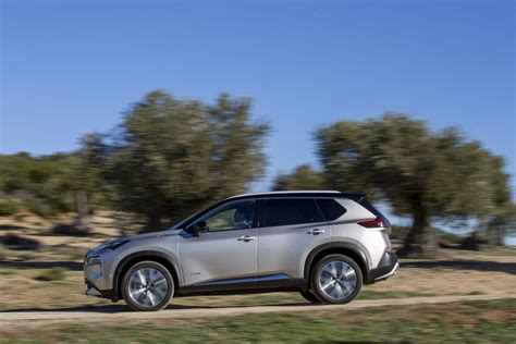 Nissan X-Trail e-4ORCE in azione su sterrato