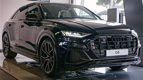 Dettaglio proiettore Audi Q8 S line con firma luminosa