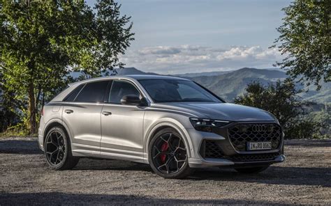 Audi Q8 in azione su strada