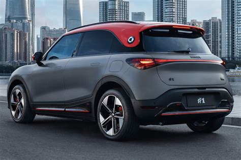 SUV Smart #1 in un contesto urbano