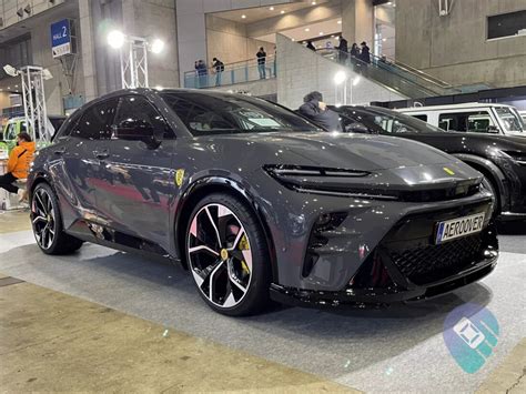 Toyota Crown Sport con kit Aero Over ispirato alla Ferrari Purosangue