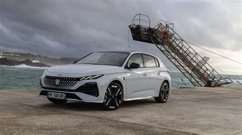 Peugeot 308 in curva su strada