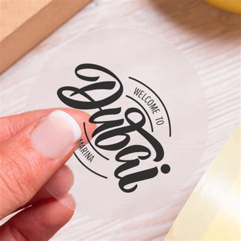 Adesivi trasparenti su varie superfici