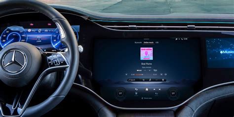 Interno di un'auto Mercedes-Benz con il sistema DISTRONIC attivo