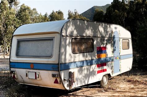 Caravan parcheggiato in un campeggio