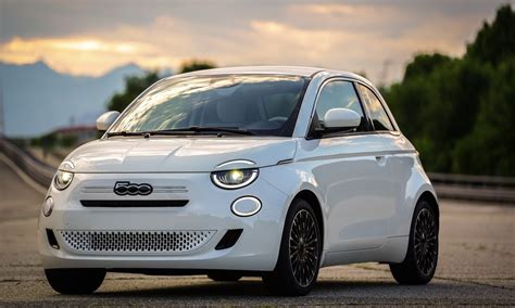 Immagine di una Fiat 500 Hybrid in movimento in un contesto urbano