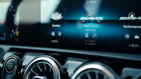 Interfaccia del sistema AMG Track Pace visualizzata sul display MBUX della vettura