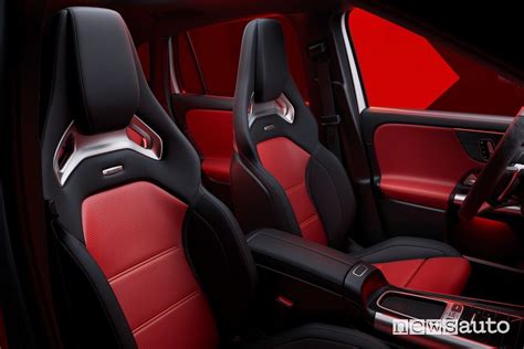 Dettaglio dell'abitacolo con sedili sportivi Performance e volante AMG