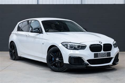 BMW M140i in curva su pista