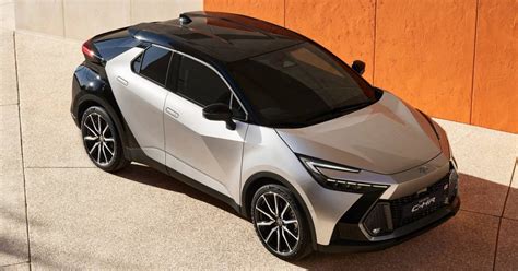 Toyota C-HR in primo piano, con un'angolazione che ne esalta il design futuristico