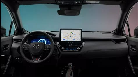 Interno della Toyota C-HR, con focus sulla plancia digitale e il display centrale