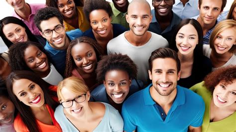 Gruppo di persone sorridenti che indicano la loro nuova auto