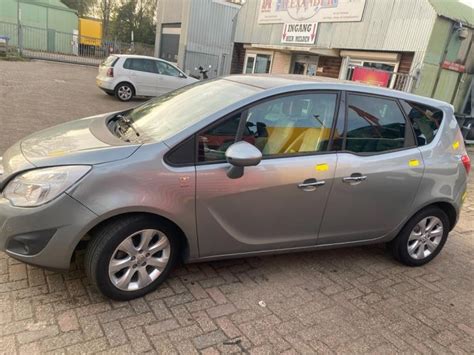 Opel Meriva grigio scuro vista frontale
