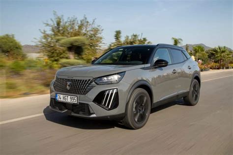 Peugeot 2008 Hybrid in un contesto urbano