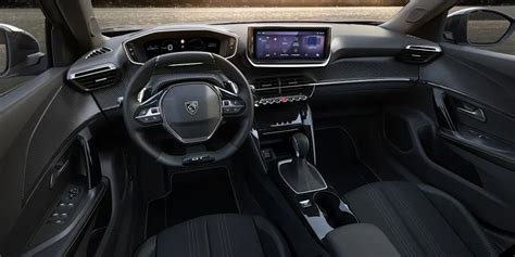 Interni della Peugeot 2008 con l'i-Cockpit 3D