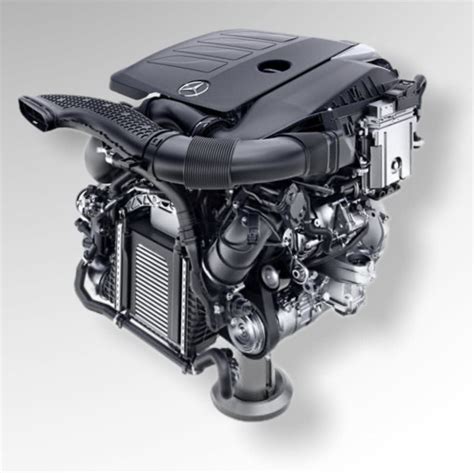 Meccanico che controlla un motore Mercedes Sprinter