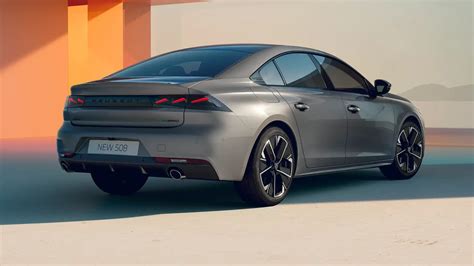 Peugeot 508 parcheggiata in città