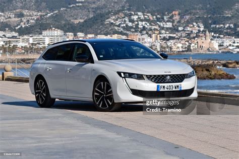 Peugeot 508 in curva su strada extraurbana
