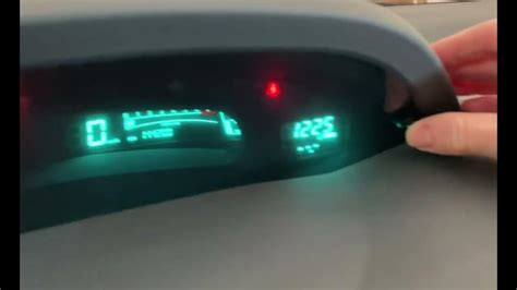 Cruscotto della Toyota Yaris 2008, con display digitale centrale