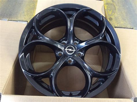 Opel Astra GTC con cerchi da 18 pollici